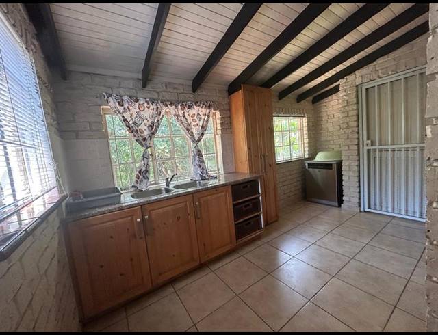 6 BEDROOM HOUSE FOR SALE IN YELLOWWOOD PARK